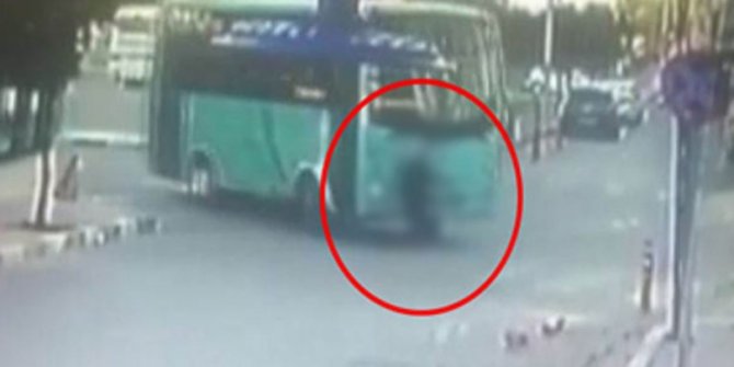 Manisa'da yaya geçidinde halk otobüsünün altında kalan kadın hayatını kaybetti