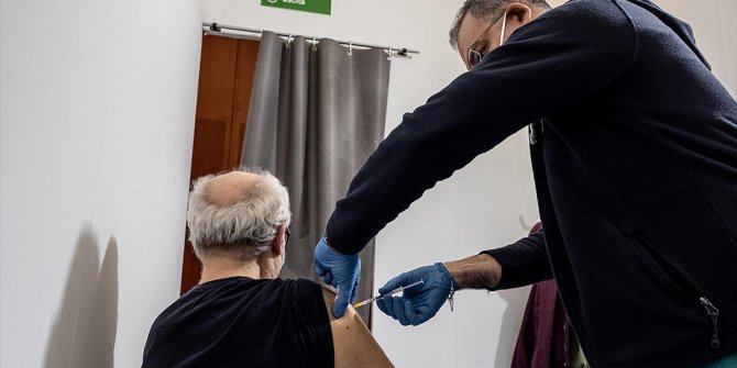 İtalya'da Kovid-19'la mücadelede 50 yaş üzerine aşı zorunluluğu getirildi