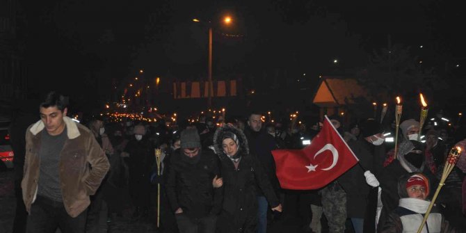 Sarıkamış şehitleri için binler meşalelerle yürüdü