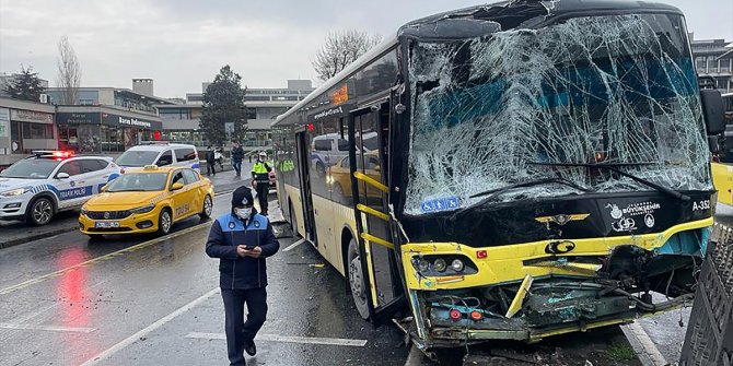 GÜNCELLEME - Fatih'te iki İETT otobüsü çarpıştı