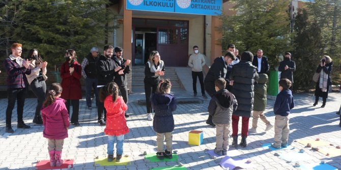 Aksaray Üniversitesi öğrencilerinden köy okuluna ziyaret