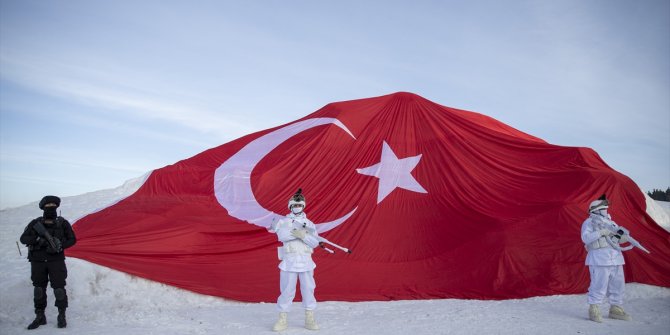 Kars'ta Sarıkamış şehitlerini temsilen yapılan kardan heykeller açıldı