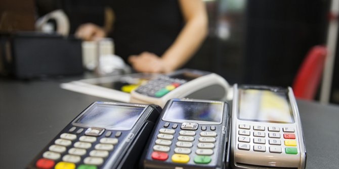 Tüketiciler fiziksel alışverişlerde nakit, internette kredi kartı ödemesini tercih etti
