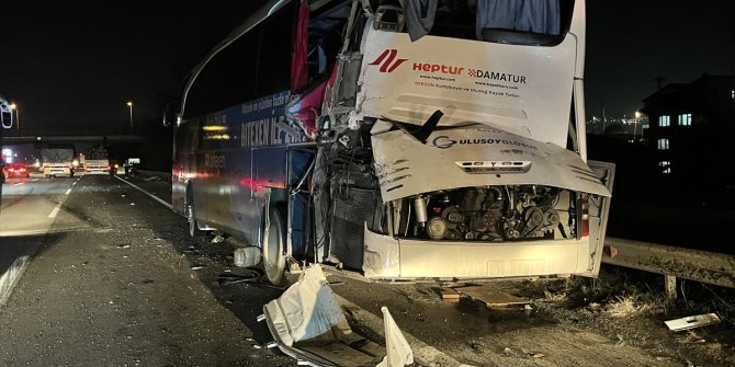 Anadolu Otoyolu'nda tır ve otobüsün karıştığı kazada ulaşım aksadı