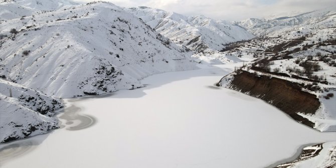 Erzincan'ın Göyne Sulama Barajı buzla kaplandı
