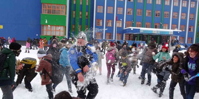 Polislerle öğrencilerin kar topu savaşı