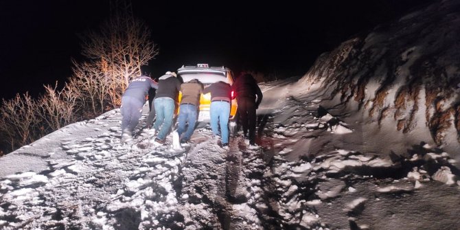 Bingöl'de karda mahsur kalan 6 kişi donmak üzereyken kurtarıldı