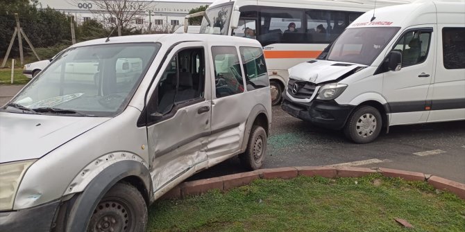 Tekirdağ'da servis minibüsünün çarptığı polis otosundaki 2 polis hafif yaralandı
