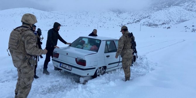 Jandarma karda mahsur kalan 1’i bebek 10 kişiyi kurtardı