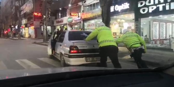 Amasya’da polisler yolda kalan sürücüye aracını iterek yardım etti