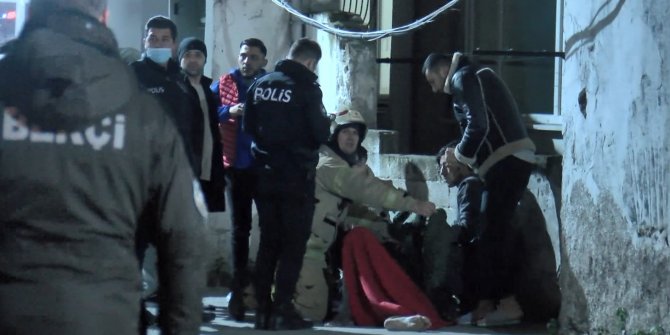 Yangında can pazarı... Dakikalarca tutundu, mahalle sakinlerinin açtığı battaniyeye düştü