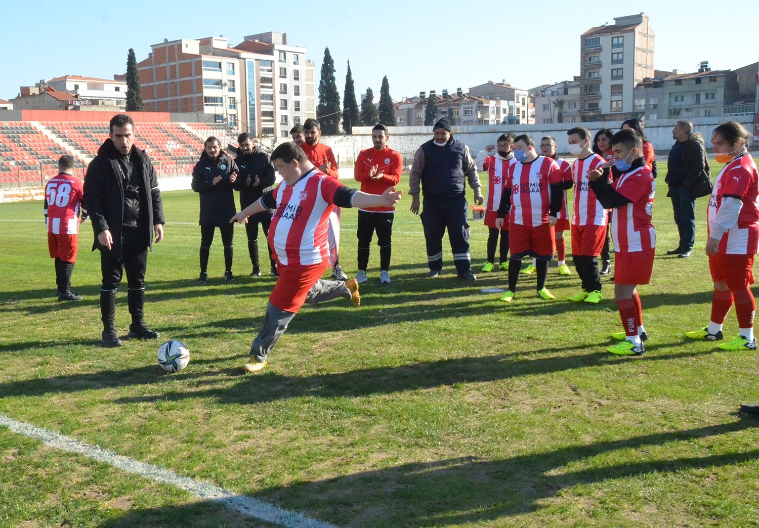 Down sendromlu öğrenciler sahaya indi, penaltı attı