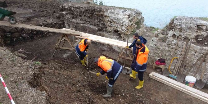 900 yıllık tarihi kalede kafatası olmayan iskelet bulundu