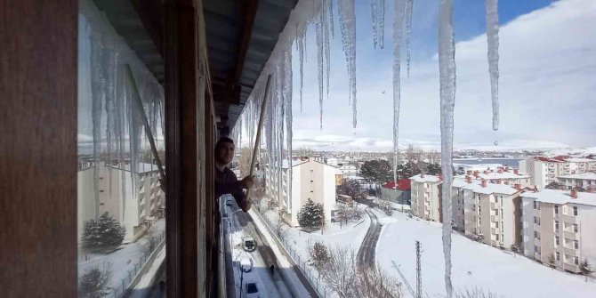 Çatılarda 2 metrelik buz sarkıtları oluştu