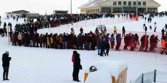 Dondurucu soğuğa aldırış etmediler, binlerce kişi oraya akın etti