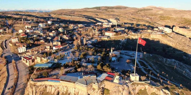 Mevsimler tersine döndü: Batıda kar yağarken Elazığ’da bahar havası yaşanıyor