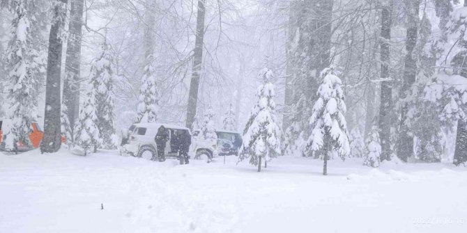 Off-road tutkunları 1 metre karda safari yaptı