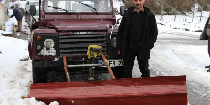 Kendi yaptığı kar küreme aracıyla mahallenin yollarını açtı