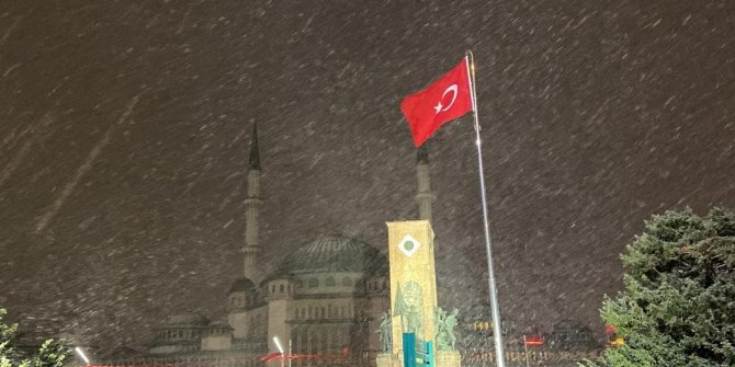 Taksim Meydanı’nda kar yağışı etkisini arttırdı