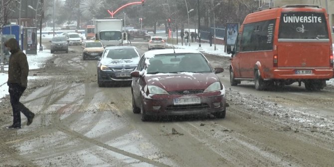 Erzurum’da kar hayatı felç etti