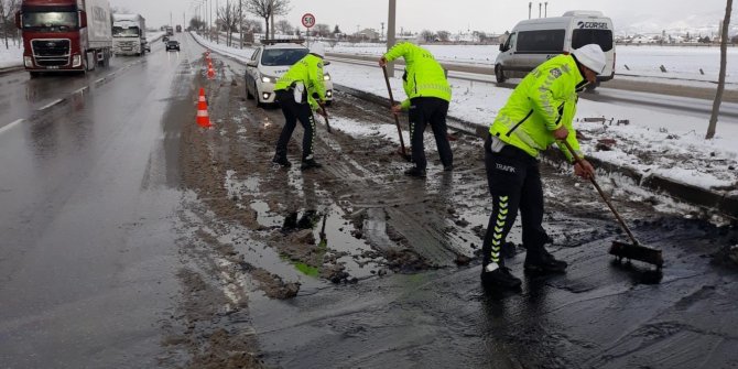 Polis ekipleri kazaların önüne geçmek için kolları sıvadı