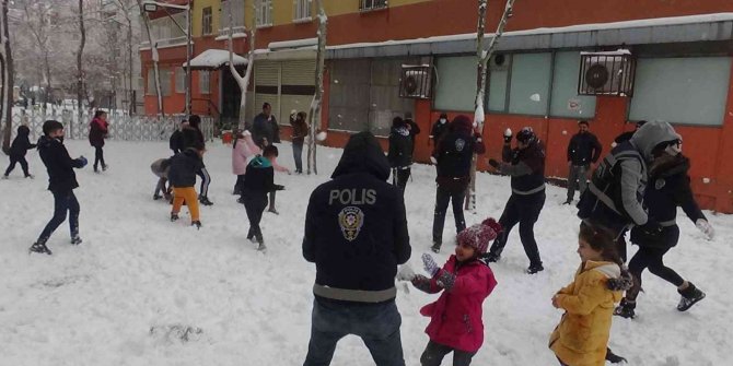 Polis ve çocuklar kar topu oynadı, vatandaşlar ise halay çekti