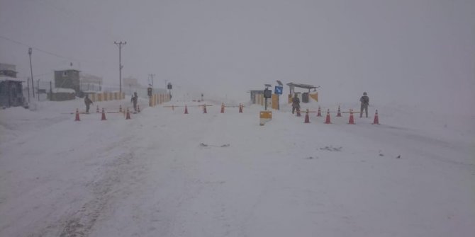 Van-Çatak karayolu trafiğe kapatıldı