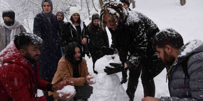 Rektör Çakar öğrencilerle kardan adam yaptı