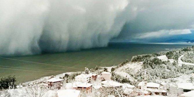 Bulutlar denizle birleşti, ortaya muhteşem görüntü çıktı