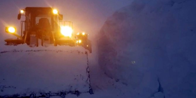 Siirt’te karda mahsur kalan aileyi ekipler kurtardı