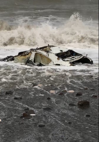 Kastamonu’da selde denize sürüklenen araç, 5 ay sonra sahile vurdu