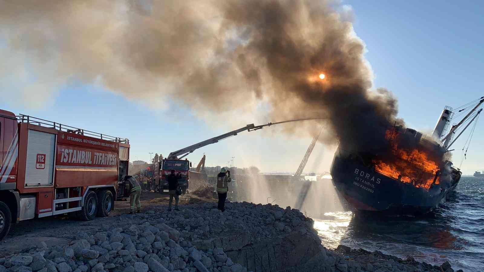 Kartal’da karaya oturan gemi alev alev yandı