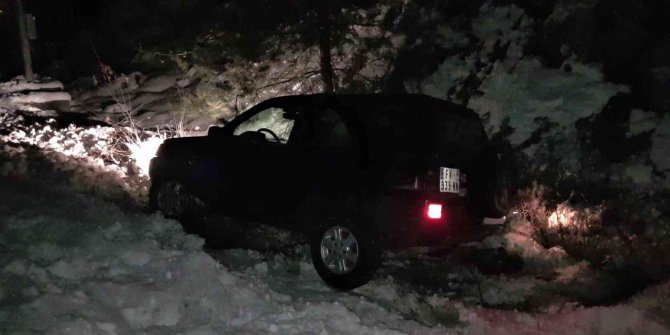 Buzlu yolda kontrolden çıkan cip şarampole uçtu