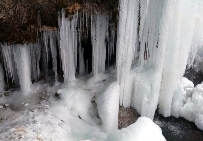 Eksi 20 derecede buz tutan şelale kartpostallık görüntüler oluşturdu