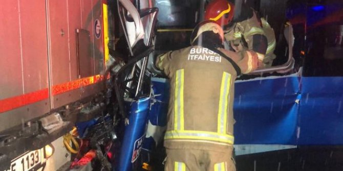 Bursa’da minibüs tırla çarpıştı: 4 yaralı
