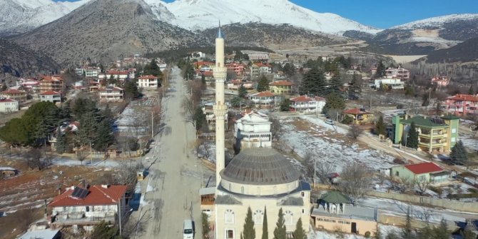 Yıldırım düşmesi sonucu yanan caminin minaresi yenilendi