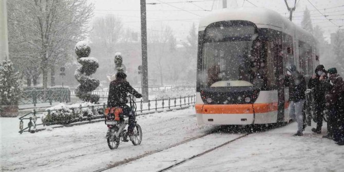 Eskişehir’de kar yağışı etkisini arttırdı