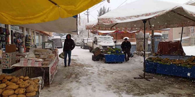 Yoğun kar yağışı nedeniyle ilçe pazarında tezgahlar boş kaldı