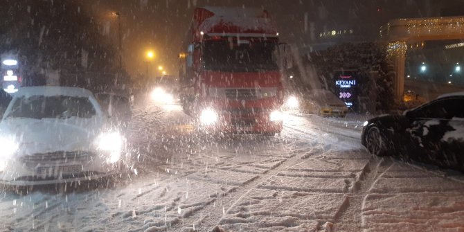 Afyonkarahisar’da kar yağışı trafikte kabusa döndü