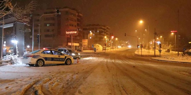 Antalya karayolunda ulaşıma kar engeli