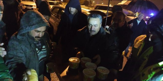 Konya'da yolda mahsur kalanlara belediyeden sıcak çorba ikramı