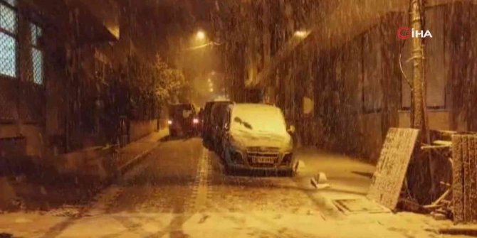 İstanbul’da kar yağışı etkili oldu: Çocuklar eğlendi, sürücüler zor anlar yaşadı