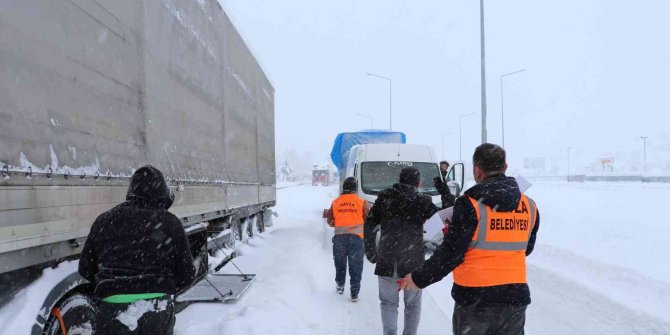 Karda yolda kalanlara kumanya dağıtıldı