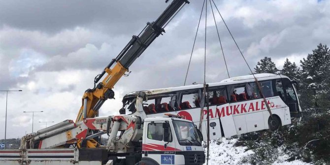 Şarampole devrilen yolcu otobüsü kaza yerinden kaldırıldı