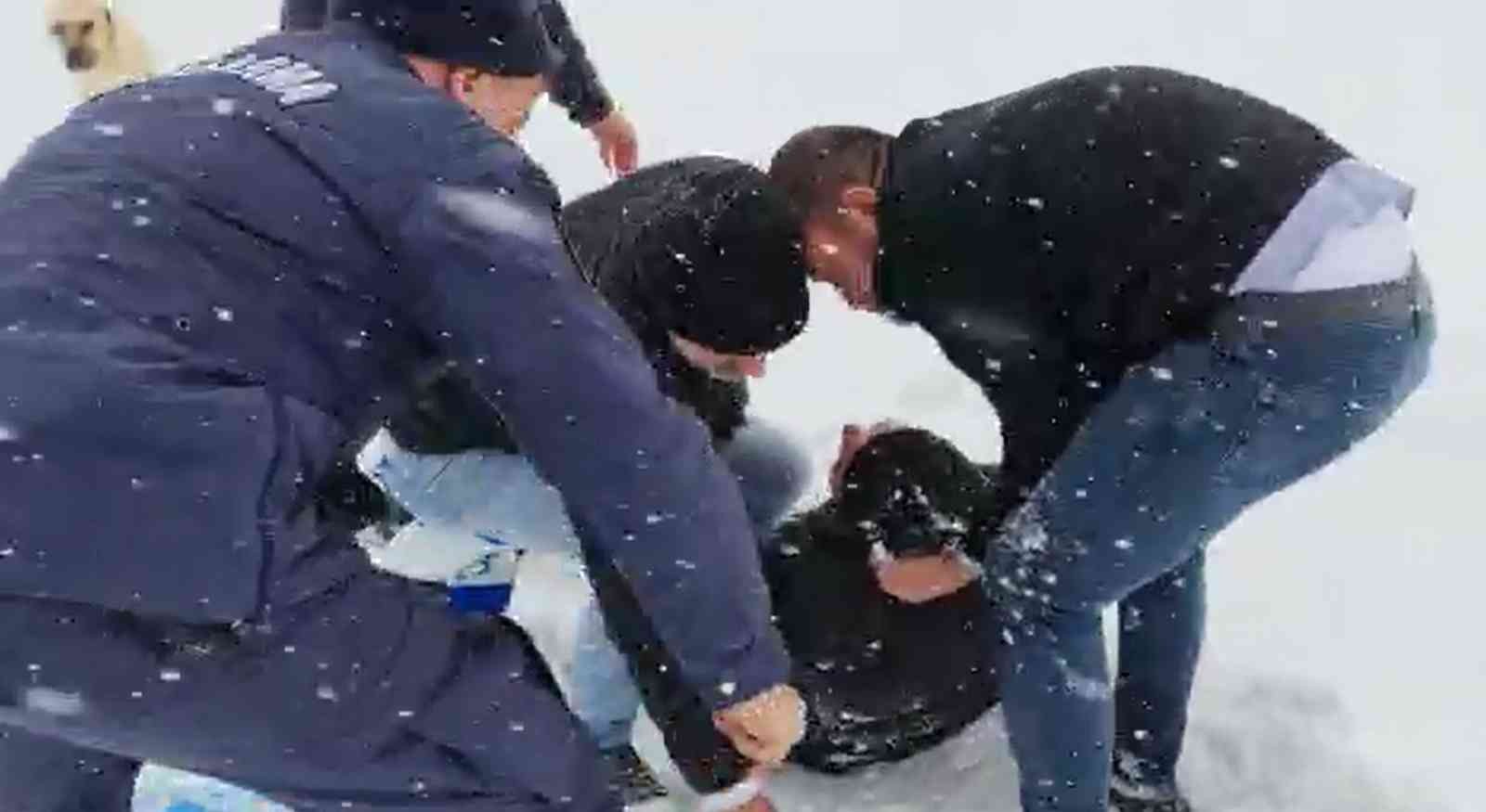 Donmak üzereydi, kar üzerinde baygın haldeyken son anda kurtarıldı