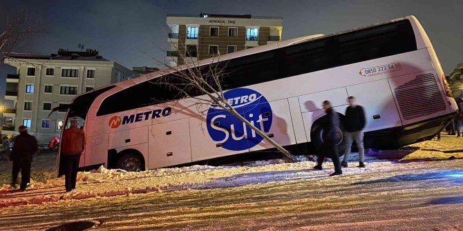 Yolcu otobüsü buzlanan yolda yan yattı