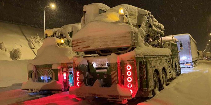 TEM Otoyolu Bolu Dağı geçişinde yol 8 saattir ulaşıma kapalı, kontak kapatan araçlar beyaza büründü