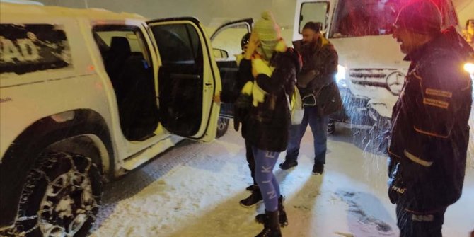 Karda yollarda mahsur kalan 5 binin üzerinde kişi yurtlarda misafir edildi