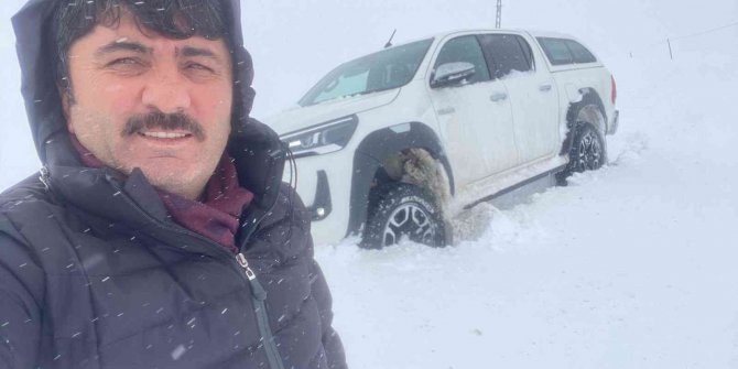 Belediye başkanı karda mahsur kalan vatandaşı kurtarırken mahsur kaldı