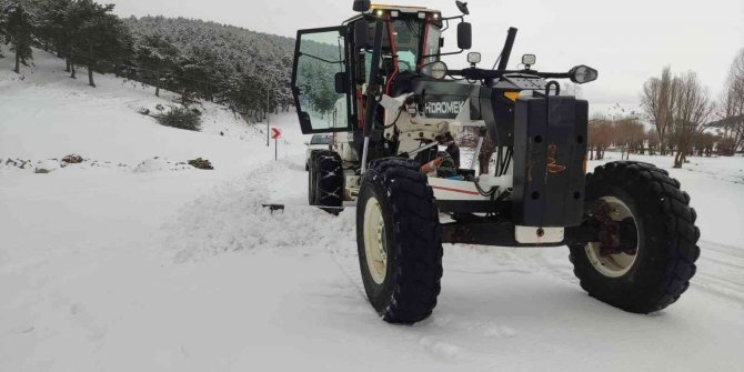 Şuhut’ta köy yollarının tamamı ulaşıma açıldı